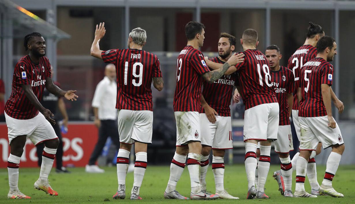 Para pemain AC Milan merayakan gol yang dicetak oleh Hakan Calhanoglu ke gawang Parma pada laga Serie A di Stadion San Siro, Rabu (15/7/2020). AC Milan menang 3-1 atas Parma. (AP Photo/Luca Bruno)