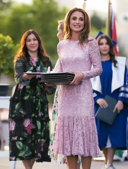 Melengkapi penampilannya, ia menggunakan heels pink dari Dior dan tas abu-abu dari Dolce & Gabbana [@hm.queenrania]