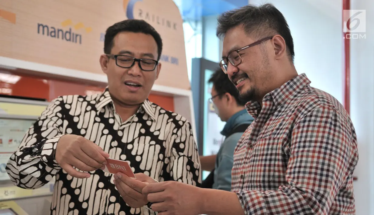 CEO KapanLagi Youniverse (KLY) Steve Christian menerima kartu Perfeq Rider dari Dirut PT Railink Heru Kuswanto, Jakarta, Rabu (31/10). Pemberian kartu sebagai apresiasi terhadap Steve sebagai pengguna rutin kereta bandara. (Merdeka.com/Iqbal S. Nugroho)