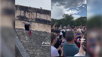 Potret  seorang turis dicemooh karena aksinya yang tidak menghormati situs bersejarah sakral Meksiko, Chichen Itza (Sumber : TikTok @angelalopeze)