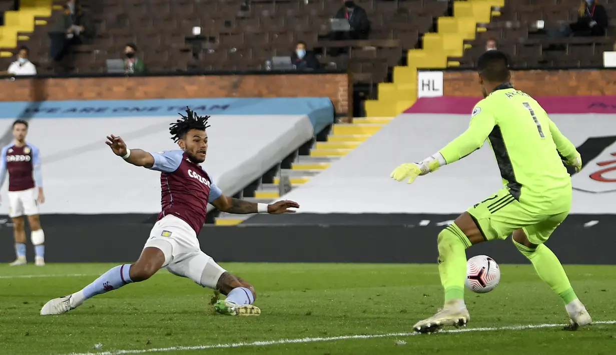 Bek Aston Villa, Tyrone Mings, berusaha mencetak gol ke gawang Fulham pada laga lanjutan Liga Inggris di Craven Cottage, Selasa (29/9/2020) dini hari WIB. Aston Villa menang 3-0 atas Fulham. (Mike Hewitt/Pool via AP)