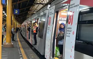 Tawuran Warga Ganggu Perjalanan KRL Bogor-Jakarta