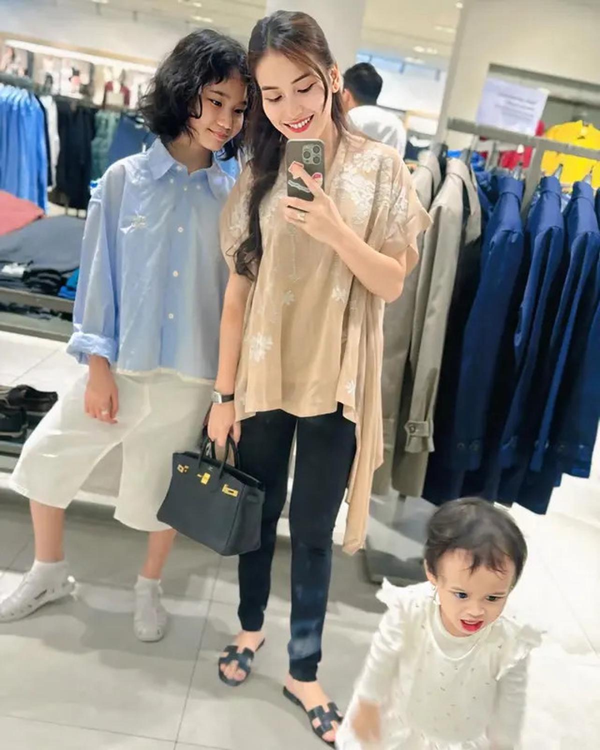 Pilihan Sandal Jepit Ayu Ting Ting di Berbagai Momen, saat Potong Daging Kurban Curi Perhatian