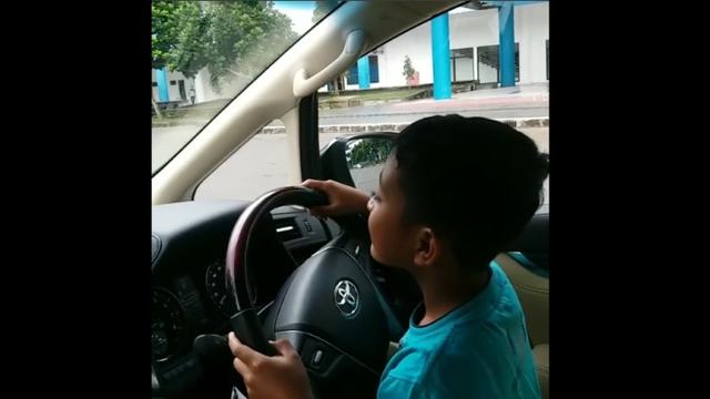 Gokil Bocah Beri Tutorial Belajar Mobil Pakai Toyota Alphard