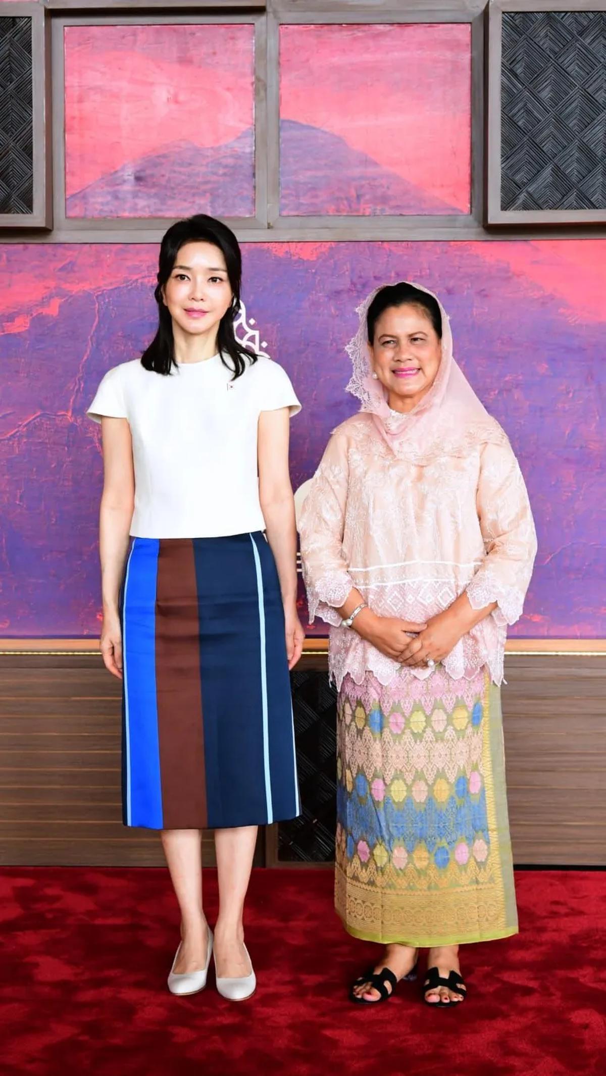 Rahasia kecantikan ala Ibu Negara Kim Keon Hee tidak hanya terletak pada perawatan kecantikan, tapi juga pada pola makan sehat.&nbsp;