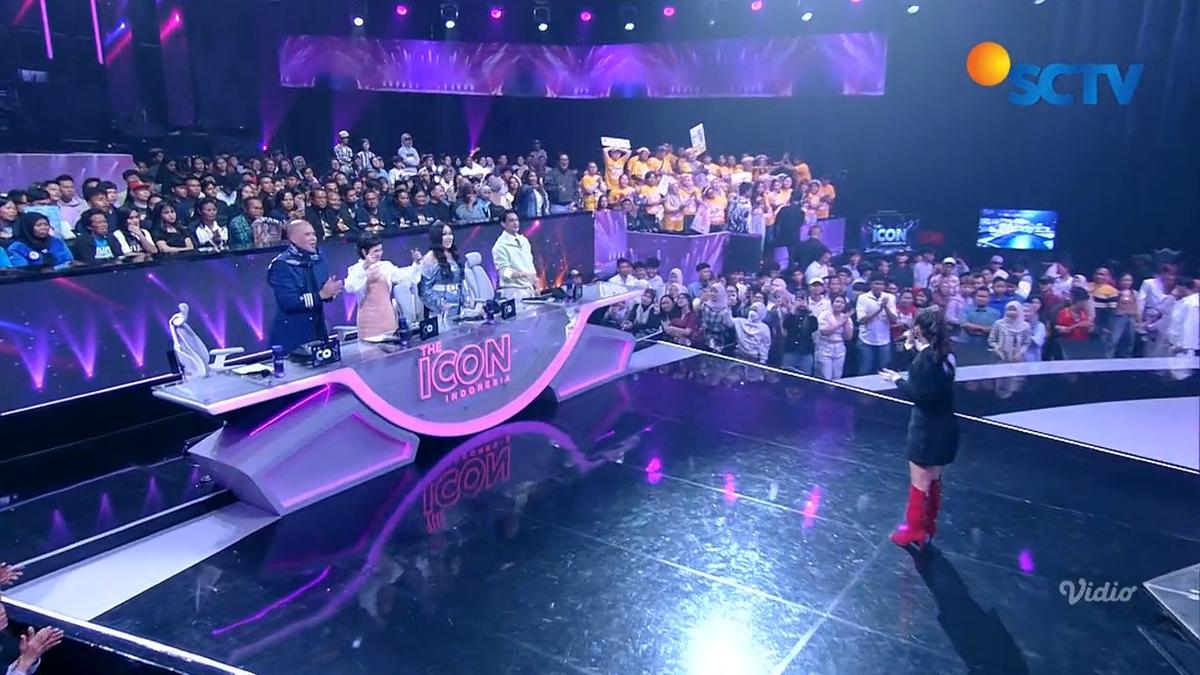 Judges kompak memberikan standing ovation untuk Felicia (Tangerang) usai membawakan lagu “Kala Cinta Menggoda” di The Icon Indones Top 10 Final