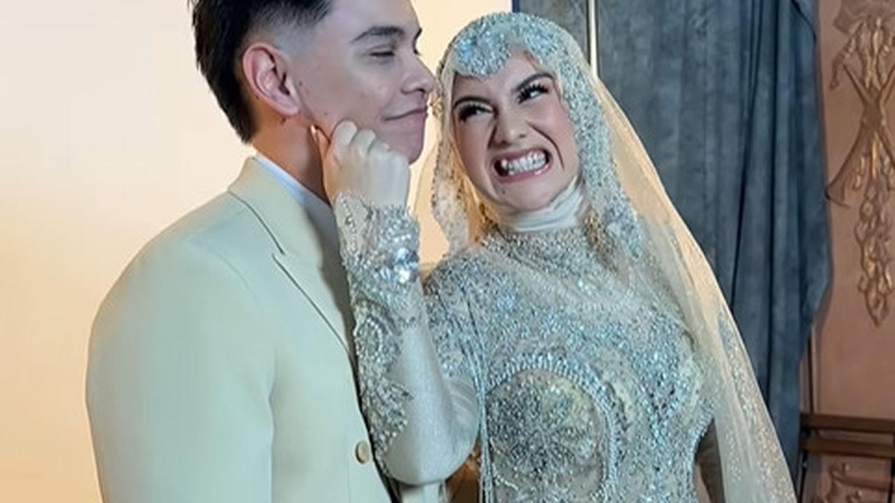 Hal ini terungkap dari video behind the scene yang juga dibagikan Rio, di mana Irish dengan gemas sempat mencubit pipi Sean.<br>