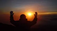 Matahari terbit dari shelter tiga Gunung Kerinci. (Liputan6.com/Novia Harlina)