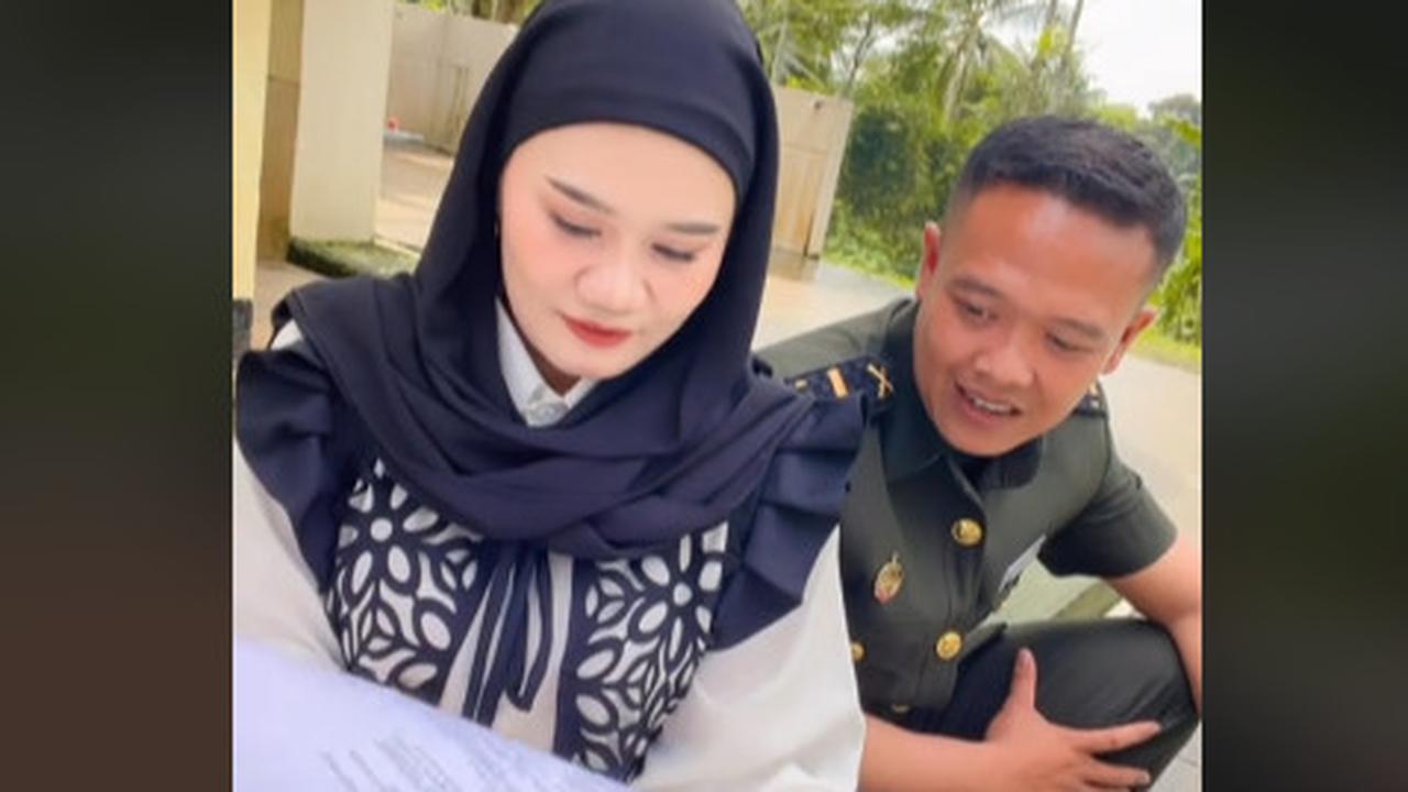 Momen Ibu Persit Buka Surat Penugasan Sang Suami Jadi Perwira Pertama,