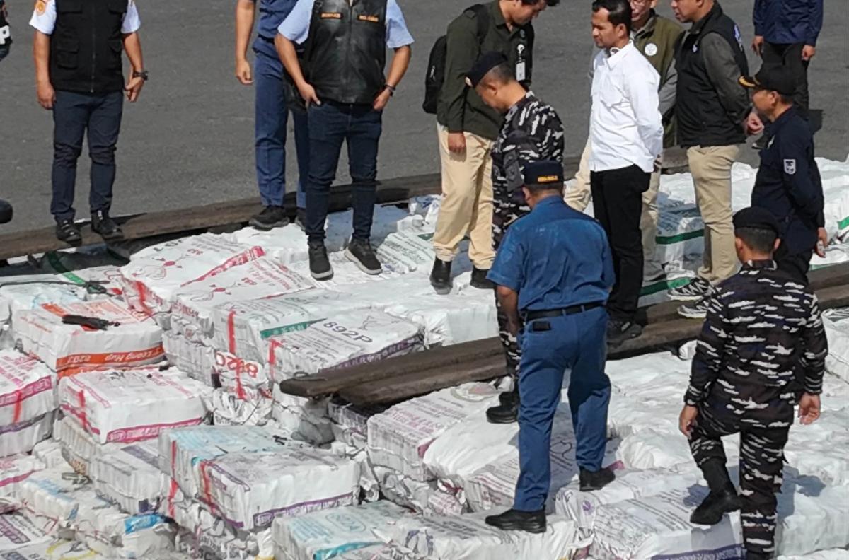 FOTO: TNI AL Gagalkan Penyelundupan 200 Ton Arang Bakau di Perairan Meranti
