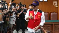 Terdakwa Tio Pakusadewo bersiap menjalani sidang putusan kasus kepemilikan narkoba di Pengadilan Negeri (PN) Jakarta Selatan, Selasa (24/7). (Liputan6.com/Immanuel Antonius)