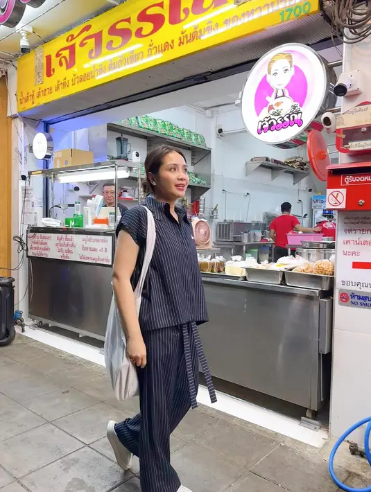 Penampilannya ini terlihat nyaman dan cocok untuk suasana liburan santai.  [@raffinagita1717].