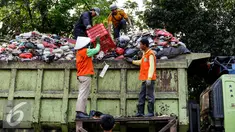 Sejumlah pekerja memindahkan sampah ke truk pengangkut di Transit Pembuangan Sampah, Lenteng Agung, Jakarta, Rabu (19/8/2015). Setiap hari sampah yang diangkut dari Kecamatan Jagakarsa mencapai kisaran 94 ton. (Liputan6.com/Yoppy Renato)