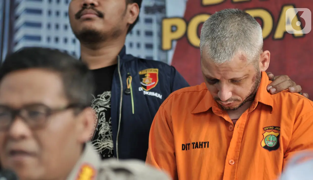 Tersangka kasus pembobolan ATM atau skimming, Kristea, dihadirkan saat rilis di Mapolda Metro Jaya, Jakarta, Senin (11/11/2019). Rekan tersangka Kristea, Solomes tewas karena melawan saat penangkapan. (merdeka.com/Iqbal Nugroho)