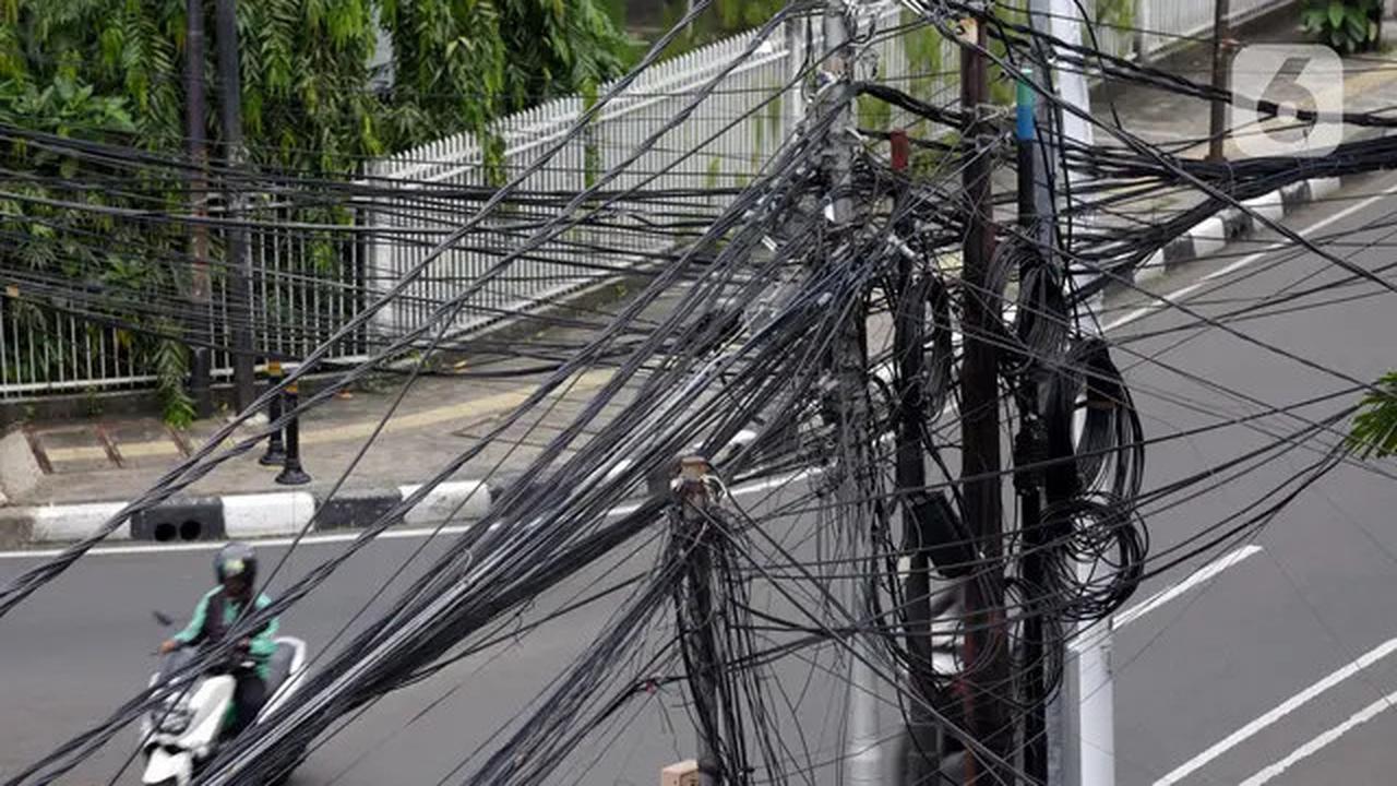 Potret Semrawutnya Kabel Utilitas di Jakarta