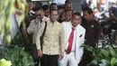 Mantan Menteri Pendidikan, Kebudayaan, Riset, dan Teknologi (Mendikbudristek) Nadiem Anwar Makarim (kiri depan) sesaat akan memasuki gedung Merah Putih Komisi Pemberantasan Korupsi (KPK), Jakarta, Kamis (7/8/2025). (merdeka.com/Arie Basuki)