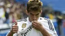 Lucas Silva mengaku bangga bisa berada di klub hebat seperti Madrid. Tampak mencium logo Madrid saat diperkenalkan di Santiago Bernabeu, Madrid, Senin (26/1/2015). (AFP Photo/Pierre P Marcao)
