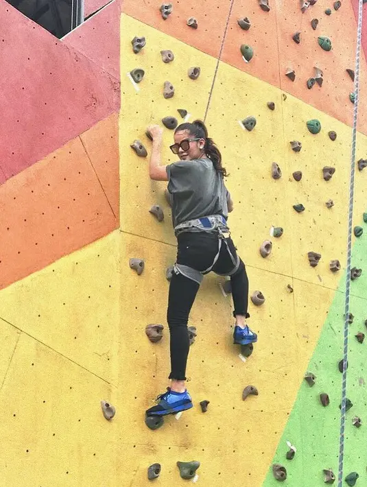 Tidak selalu tampil glamor dan mewah, ternyata hot mama yang satu ini juga hobi berolahraga ekstrim seperti panjat tebing ini. Untuk gayanya, pastinya Olla Ramlan berpenampilan sporty. (Instagram/ollaramlanaufar)