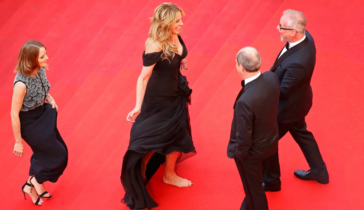 (Ki-ka) Sutradara Jodie Foster dan aktris Julia Roberts berbincang dengan Presiden Festival Film Cannes, Pierre Lescure saat menaiki tangga di atas red carpet premier film "Money Monster", Prancis, Kamis (12/5). (REUTERS/Yves Herman)