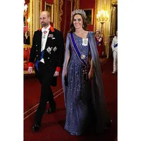 Untuk jamuan makan malam kenegaraan yang digelar di St George’s Hall, Kate Middleton benar-benar mencuri perhatian.  [@royal.fashion.daily].