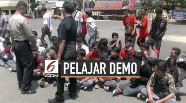 Ratusan pelajar asal Cianjur nyaris berangkat ke Jakarta untuk demonstrasi hari Kamis (26/9/2019). Namun rencana mereka digagalkan petugas polisi.