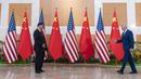 Presiden AS Joe Biden berjalan untuk menyambut Presiden China Xi Jinping sebelum pertemuan di sela-sela KTT G20 di Nusa Dua, di Bali, Senin (14/11/2022). Pertemuan kedua Presiden tersebut akhirnya terwujud di Bali. Suasana pertemuan bersejarah itu tampak hangat. (AP/Alex Brandon)