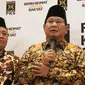 Ketua Umum Partai Gerindra, Prabowo Subianto dan Presiden PKS Sohibul  memberikan keterangan pers terkait cawapres berdasarkan hasil Ijtimak Ulama dan koalisi di kantor DPP PKS, Jakarta, Senin (30/07). (Liputan6.com/Herman Zakharia)