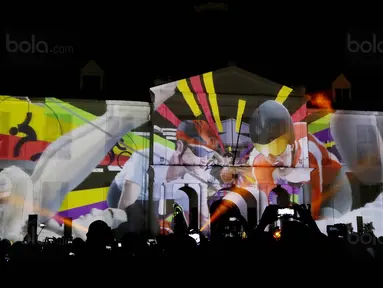 Warga menyaksikan video mapping pada acara Asian Games Sport Festival di Taman Fatahilah, Jakarta, Sabtu (9/12/2017). Acara tersebut bertujuan untuk mempromosikan Asian Games 2018. (Bola.com/M Iqbal Ichsan)