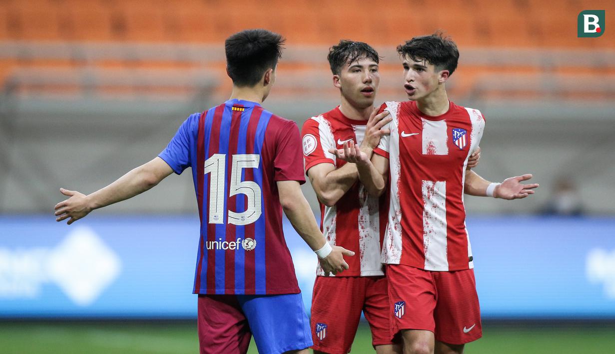 Pemain Atletico Madrid U-18, Diego Del Castillo Alonso (kanan) bersitegang dengan pemain Barcelona U-18,  Niko Takahashi Cendagorta saat laga International Youth Championship 2021 di Jakarta International Stadium, Jakarta, Jumat (15/04/2022). (Bola.com/Bagaskara Lazuardi)