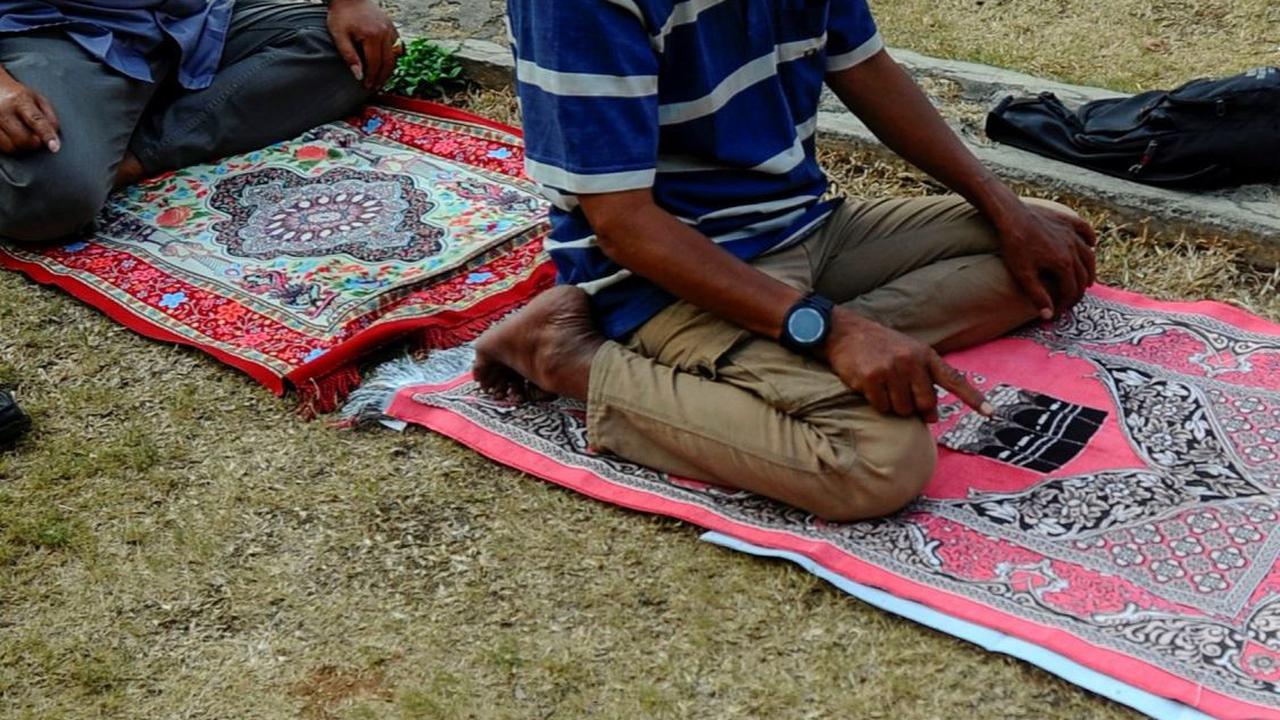 Aparatur sipil negara (ASN) saat mengikuti  salat Istisqa di halaman Balaikota Depok untuk meminta turun hujan, Rabu (4/10/2023) pagi.