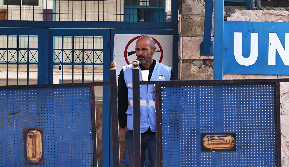 Seorang karyawan PBB berdiri di sebuah sekolah PBB di kamp Jalazone di utara Ramallah di Tepi Barat yang diduduki Israel, pada 4 November 2024. (Zain JAAFAR/AFP)