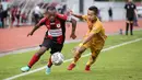 Feri Pahabol. Pemain sayap berusia 30 tahun yang telah 2 musim membela Persipura Jayapura ini total mencetak 9 gol musim ini di BRI Liga 1. Ketajamannya belum mampu mengangkat Persipura yang kedodoran sejak dimulainya liga. Puncaknya mereka harus terdegradasi ke Liga 2. (Bola.com/Bagaskara Lazuardi)