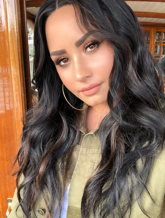 Usai merilis lagu "Sober" dan mengakui ia kembali ke pelukan alkohol, Demi Lovato pun mendapatkan dukungan dari penggemar atas kejujurannya. (instagram/ddlovato)