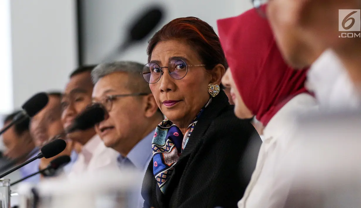 Menteri Kelautan dan Perikanan Susi Pudjiastuti memberi keterangan pers tumpahan minyak di Kementerian Kelautan dan Perikanan, Kamis (1/8/2019). Tumpahan minyak diduga munculnya gelembung gas di anjungan YY sumur YYA-1 milik Pertamina Hulu Energi Offshore North West Java (Liputan6.com/Johan Tallo)