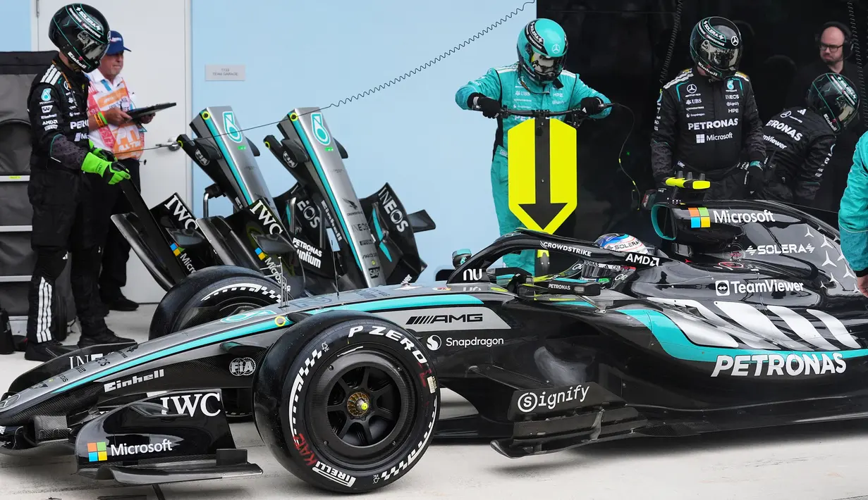 Kunci kemenangan Antonelli berada pada lap ke-27 setelah melakukan pit stop. Strategi mengganti ban medium menjadi keras membuat dirinya berhasil memimpin rombongan pada lap ke-29 dan tak tergantikan hingga berakhirnya balapan.(AP Photo/Pool/Rebecca Blackwell)