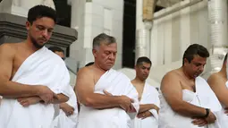 Raja Yordania, Abdullah II bin Al Hussein dan putranya Putra Mahkota Hussein bin Abdullah beribadah salat saat melakukan umrah pada bulan Ramdan di kota suci Mekkah (10/6). (AFP Photo/Jordanian Royal Palace/Yousef Allan)