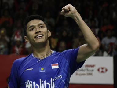 Tunggal Putra Indonesia, Jonatan Christie, merayakan kemenangan atas tunggal Chinese Taipei, Wang Tzu We, pada laga Indonesia Masters 2020 di Istora, Jakarta, Kamis (16/1). Jonatan Christie unggul 21-15 dan 21-15. (Bola.com/Yoppy Renato)