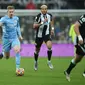 Gelandang Manchester City Belgia Kevin De Bruyne berlari dengan bola dalam pertandingan Liga Inggris melawan Newcastle United di St James' Park, 19 Desember 2021. (Oli SCARFF / AFP)