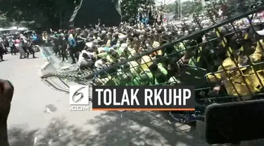 Massa mahasiswa melakukan unjuk rasa di depan gedung DPRD Jawa Tengah. Mahasiswa yang kesal karena tidak ditemui anggota DPRD akhirnya merobohkan pagar gedung DPRD.