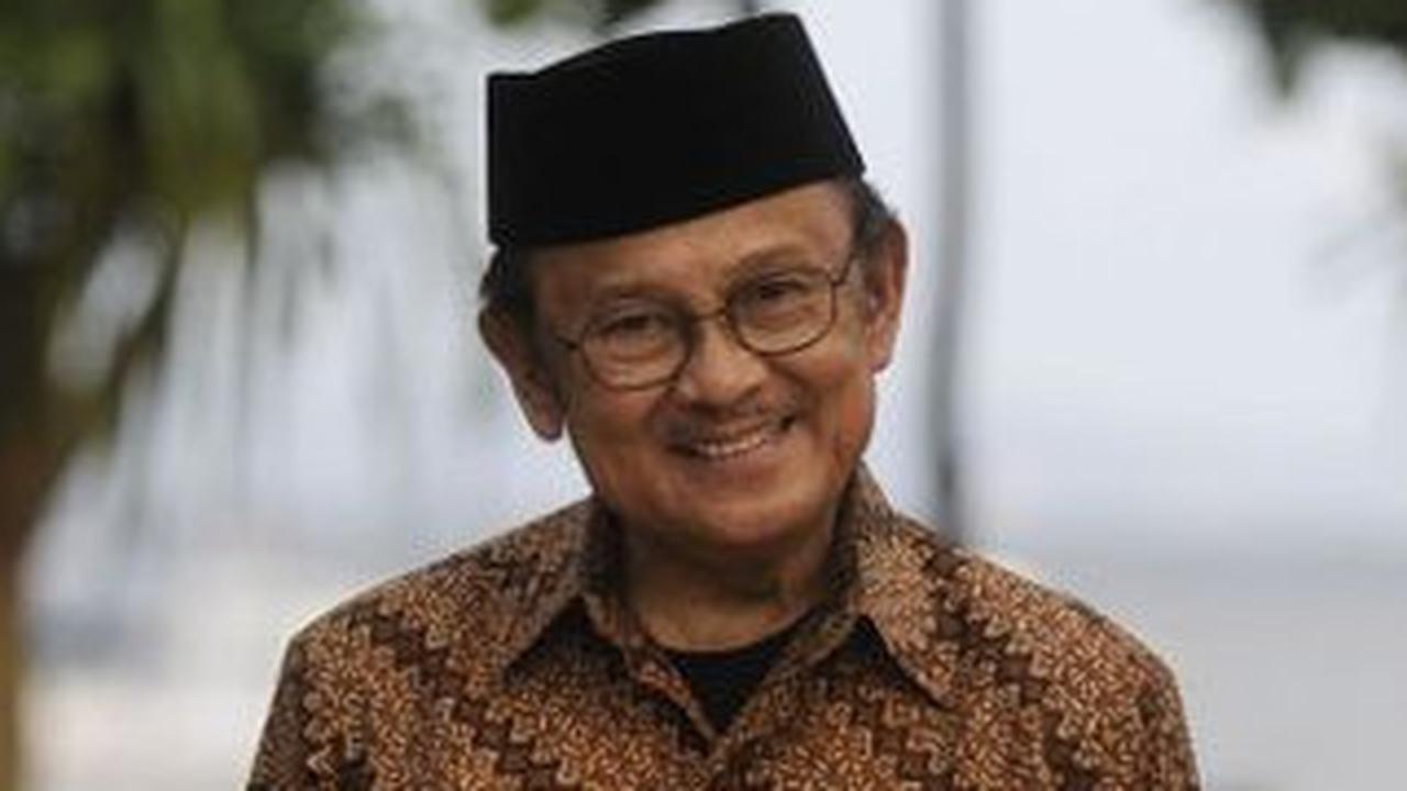 50 Kata Kata Cinta BJ Habibie yang Menyentuh Hati