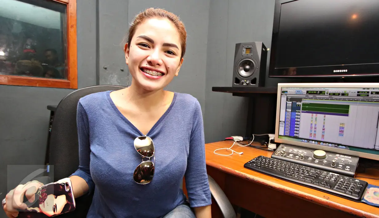 Nikita Mirzani memberikan keterangan pers usai rekaman lagu di Kawasan Cipete, Jakarta, Rabu (13/1/2016). Nikita Mirzani akan membawakan lagu bergenre Dangdut Remix. (Liputan6.com/Immanuel Antonius)
