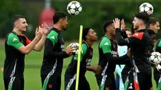 Gelandang Arsenal, Declan Rice (kanan) saat sesi latihan di pusat Pelatihan Arsenal di Shenley, Hertfordshire, Inggris, pada 30 September 2024. (Glyn KIRK/AFP)