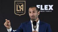 Bek Giorgio Chiellini memberikan keterangan saat diperkenalkan sebagai pemain Los Angeles FC selama konferensi pers di Stadion Banc of California di Los Angeles, California (29/6/2022). (Kevork Djansezian/Getty Images/AFP)