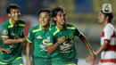 Pemain Persebaya Surabaya, Ady Setiawan (kedua kanan), melakukan selebrasi usai mencetak gol ke gawang Madura United pada laga Piala Menpora 2021 di Stadion Si Jalak Harupat, Bandung, Minggu (28/3/2021). Persebaya Surabaya menang 2-1. (Bola.com/M Iqbal Ichsan)