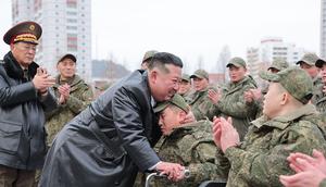 Kim Jong-un menyambut para prajurit Korea Utara yang kembali dari wilayah Kursk, Rusia, dalam sebuah upacara di Pyongyang. (Dok. AFP)