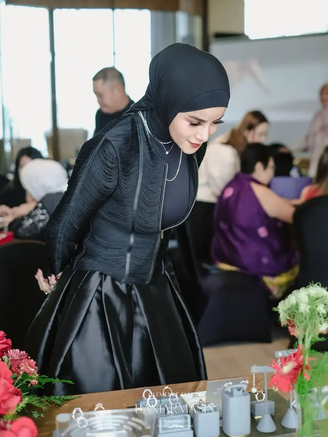 5 Pesona Olla Ramlan Berbalut Outfit Serba Hitam, Badas Abis Cantiknya Makin Menyala (credit: instagram/ollaramlan).