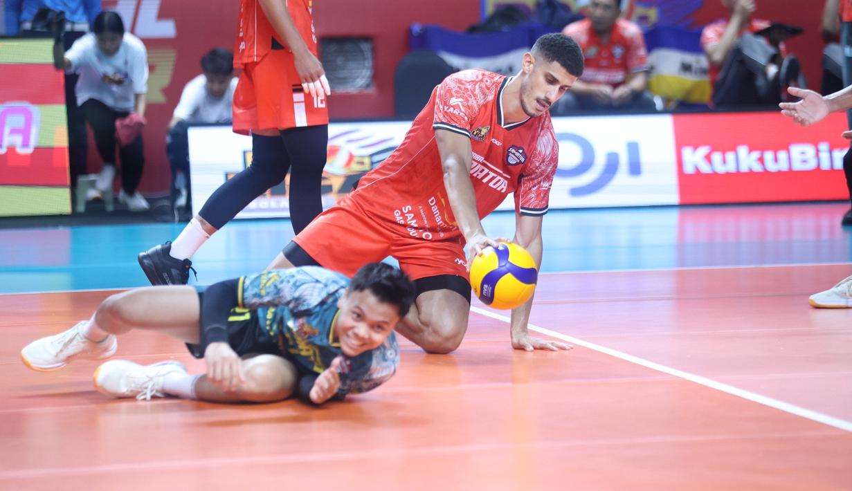 Para pemain Surabaya Samator gagal menghalau bola dari serangan pemain Jakarta Bhayangkara Presisi pada pertandingan final four Proliga 2026 yang digelar di Jawa Pos Arena, Surabaya, Kamis (2/4/2026). Dok. PBVSI)