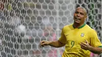 Ronaldo da Lima dengan kostum nomor 9 Timnas Brasil. (Caught Offside)
