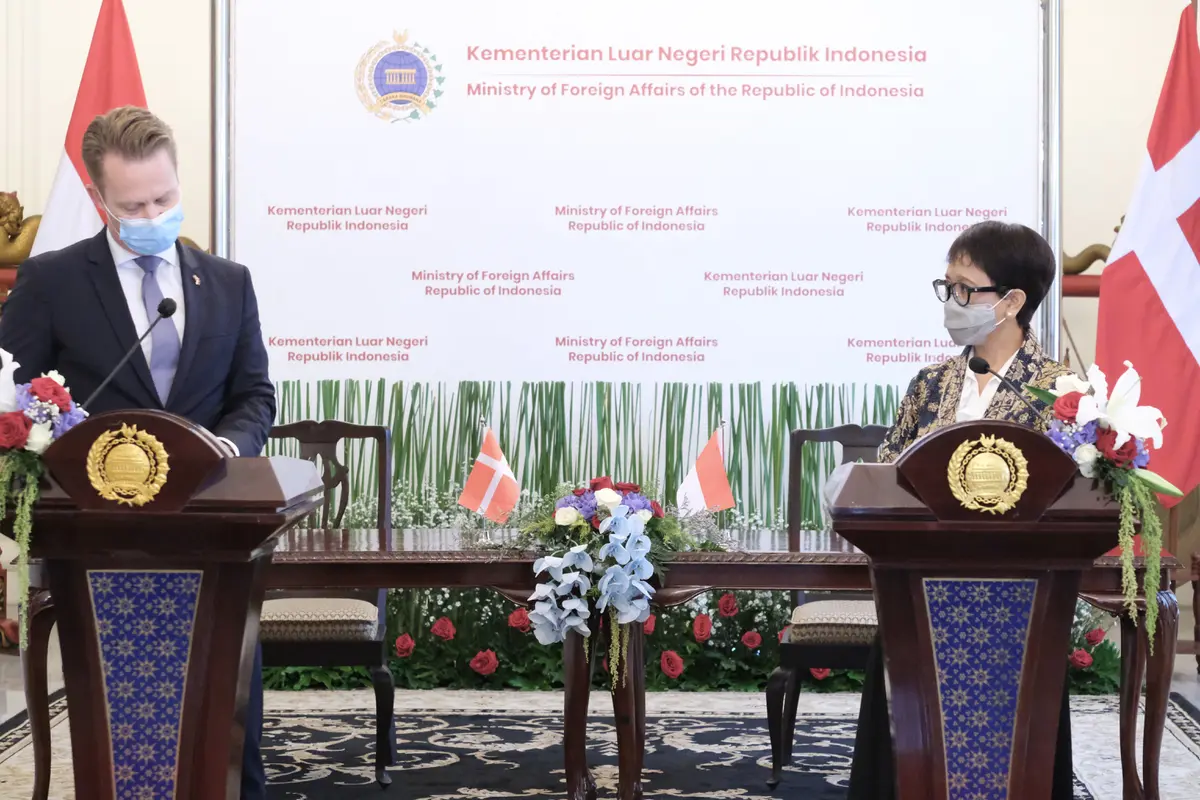 Menlu Retno Marsudi menerima kedatangan Menlu Jeppe Kofod di Gedung Pancasila, Jakarta, Senin (22/11/2021).