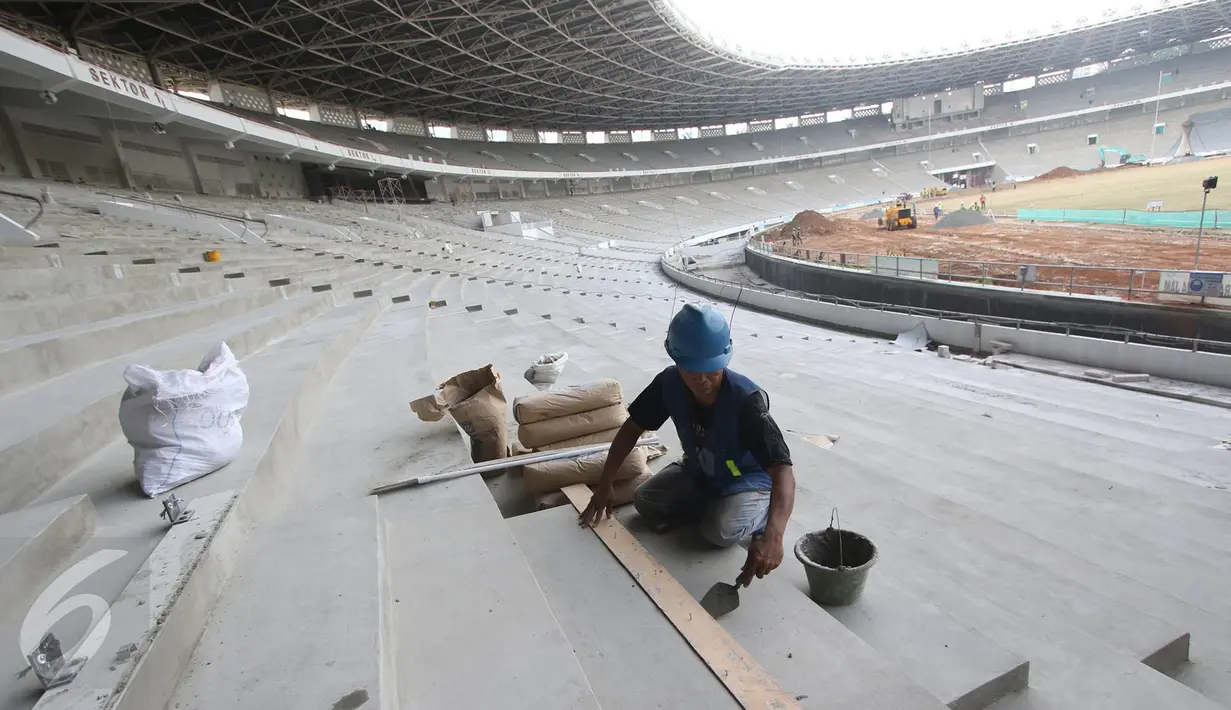 Pekerja menyelesaikan pengerjaan proyek renovasi Stadion Utama Gelora Bung Karno, Jakarta, Jumat (17/3). Stadion yang dalam tahap renovasi untuk Asian Games 2018 itu terus dikebut dan ditargetkan selesai pada Oktober 2017. (Liputan6.com/Immanuel Antonius)
